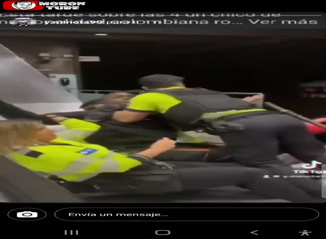 Video :A man who entered the subway on a scooter is defended by the throng